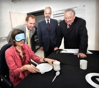 Fr. OB Russ-Scherer, Hr. GF Rubow, Hr. Landrat Reumann, Hr. Prof. Dr. med. Zrenner beim Simulieren von Alltagssituationen für Blinde 