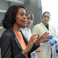 Olschowski-Besuch-3RMedicUS-Monilola-Olayioye-Regenscheit-Universitaet-Stuttgart-A3367.jpg