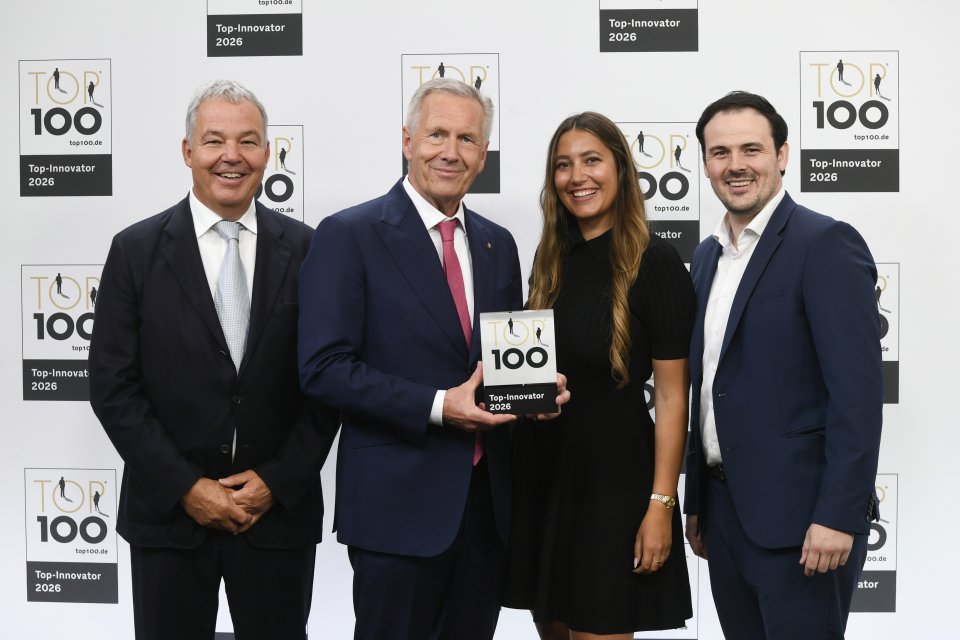 Übergabe der Auszeichnung TOP100 an die Cumdente GmbH im Rahmen des deutschen Mittelstands-Summits 2026.jpg