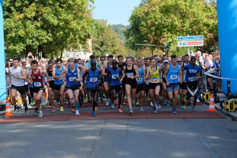 Viele Personen stehen am Startpunkt bereit um den Erbe Lauf zu beginnen