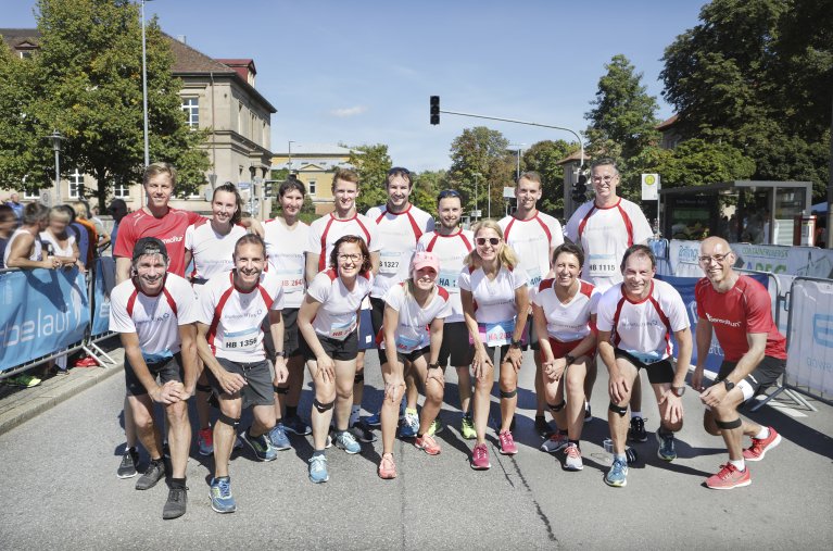 Eine Gruppe von Menschen reiht sich für ein Gruppenbild auf. Alle tragen Sportkleidung mit dem Logo der BioRegio STERN.