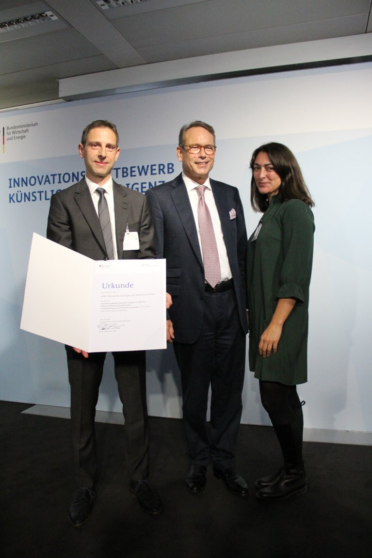 In addition to State Secretary Dr. Ulrich Nussbaum are Frank Trautwein (with certificate in his hands) and Claudia Salwiczek-Majonek.