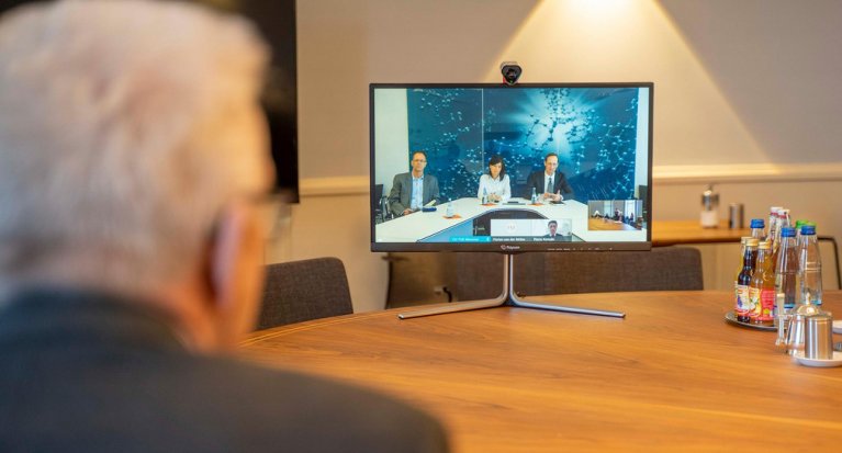 Ministerpräsident Winfried Kretschmann in einer Videoschalte mit der Tübinger Firma CureVac.