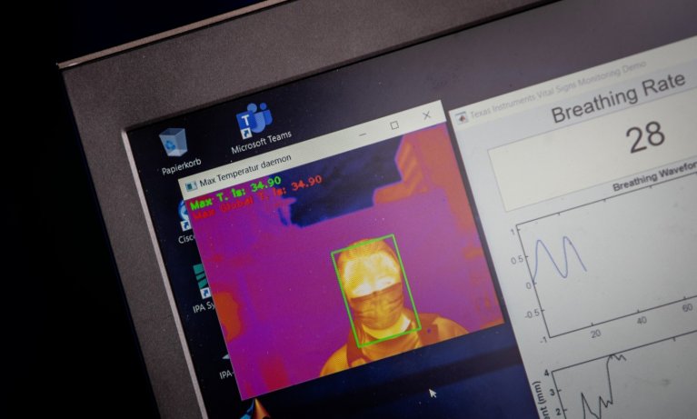 Das Ergebnis der Wärmebildkameraaufnahme des Gesichts des Probanden ist auf dem Bildschirm Computerbildschirm aufgerufen.