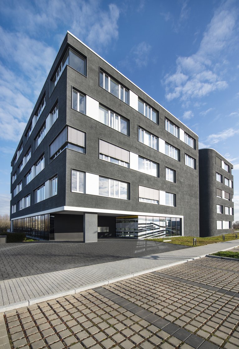 großes mehrstöckiges Gebäude mit vielen Glaseinsätzen, welches die Niederlassung der Noscendo GmbH ist.