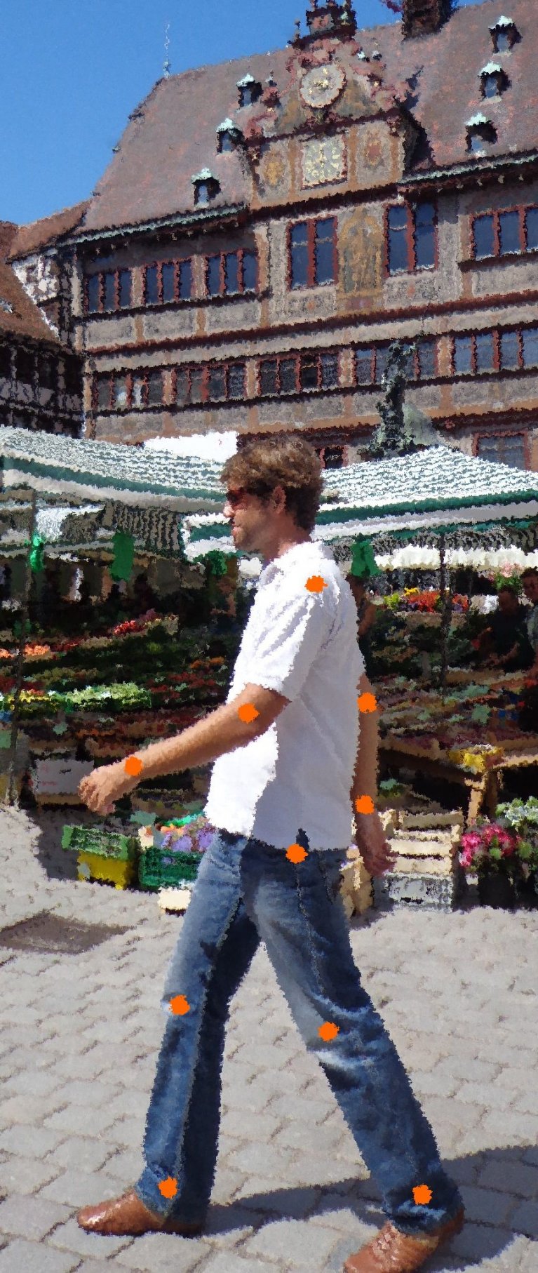 Ein Mann läuft vor einem Blumenstand auf einem Markt. Das Bild ist grobkörnig aufgenommen.