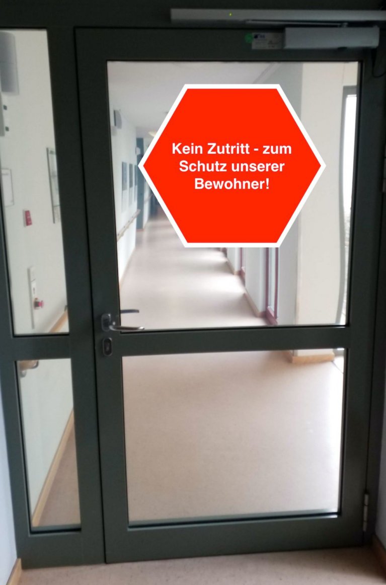 An einer Tür ist ein Schild mit der Aufschrift: Kein Zutritt - zum Schutz unserer Bewohner!