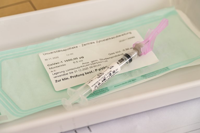 Eine Spritze mit Impfstoff gegen Covid-19 liegt auf einem Tablett bereit