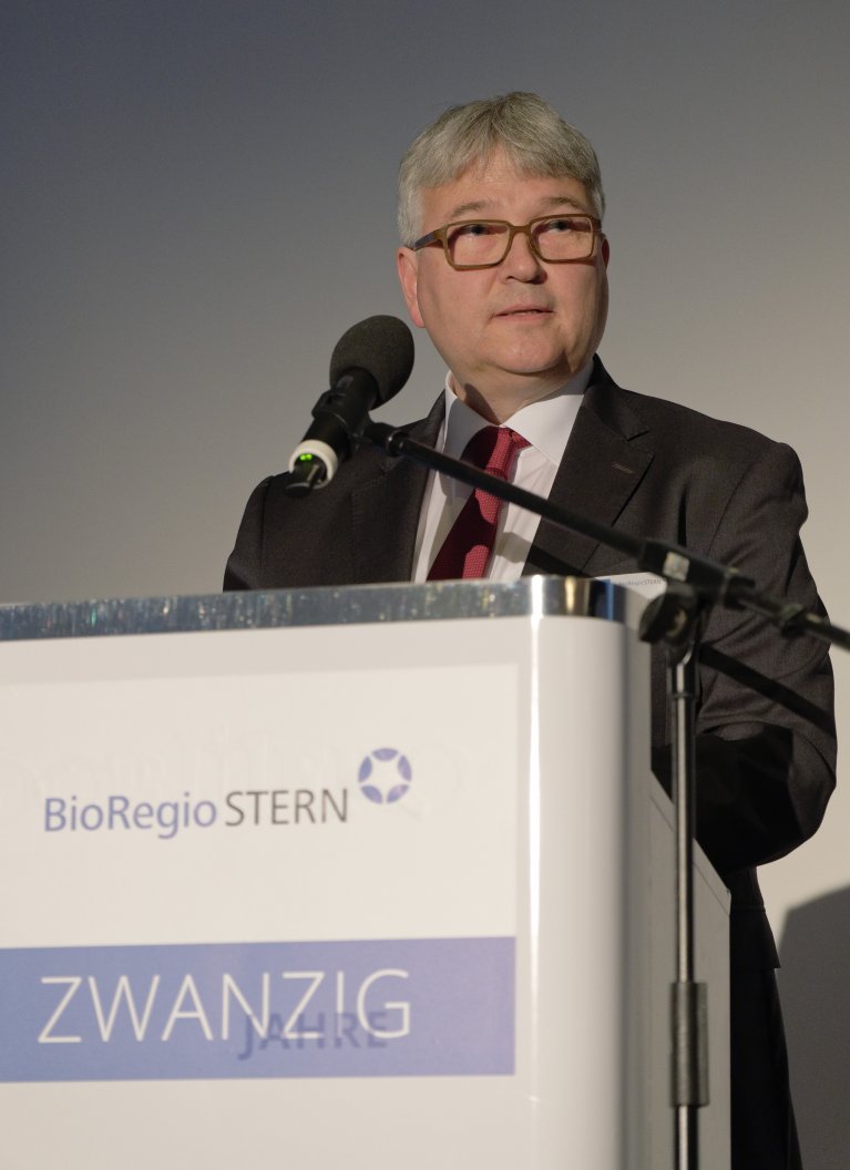 Klaus Eichenberg stands at a lectern and speaks into a microphone