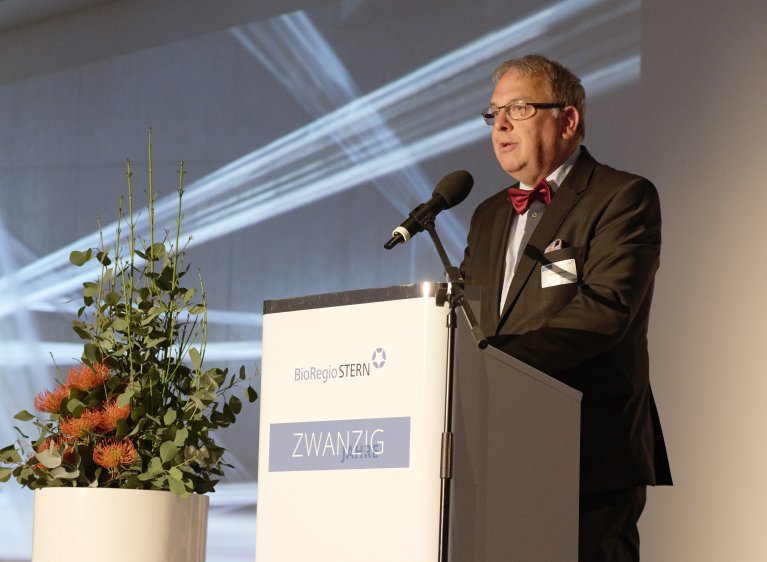 Thomas Keck stands at a lectern and speaks into a microphone