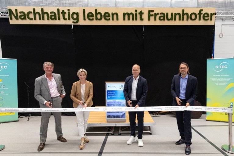 Architekt Georg Gewers, Wirtschaftsministerin Dr. Nicole Hoffmeister-Kraut, IPA-Institutsleiter Prof. Thomas Bauernhansl und Zentrumsleiter für Leichtbautechnologien Dr. Marco Schneider schneiden ein weißes Band mit einer Schere durch..