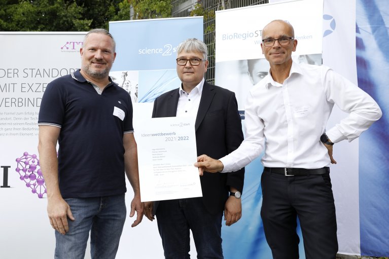 The award winner Mark Kässer receives the certificate from Dr. Klaus Eichenberg and Dr. presented to Christian Lindemann