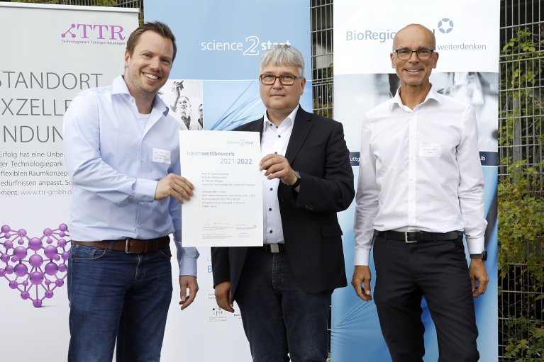 The award winner Dr. Martin Pflügler receives the certificate from Dr. Klaus Eichenberg and Dr. presented to Christian Lindemann.