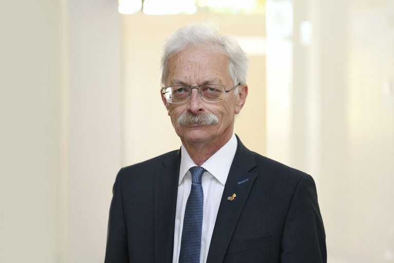 Portrait von einem Mann mit Schnurrbart und Brille
