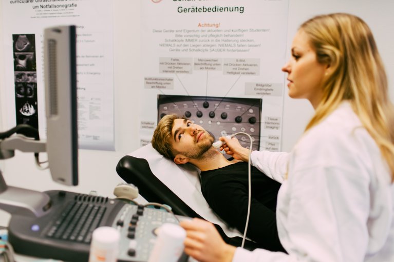 Eine Frau untersucht einen Mann
