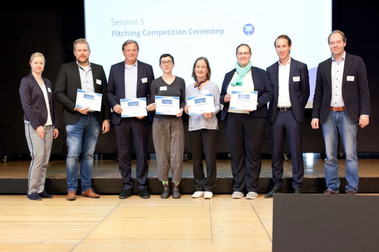 Gruppenbild der fünf Unternehmen, die an dem Pitch-Wettbewerb teilgenommen haben.