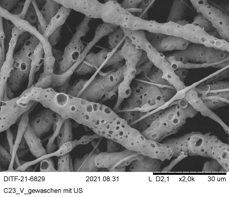 Detailliertes Bild hochporöser Fasern.