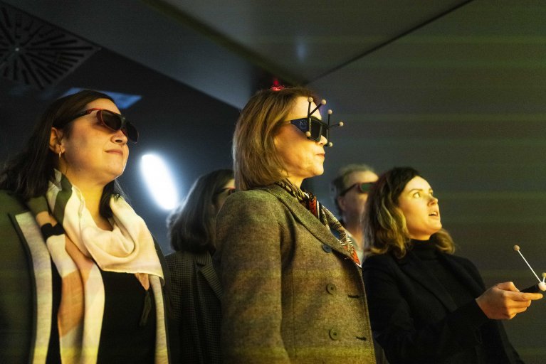 Wissenschaftsministerin VR Brille en