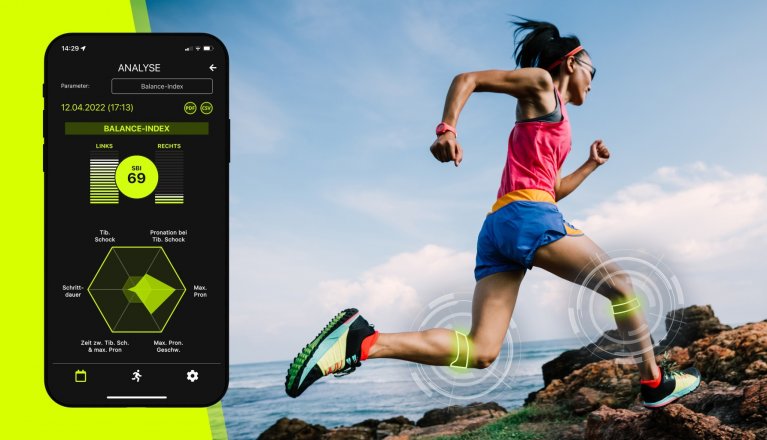 links im Bild sind die Messwerte aus der Bewegungsanalyse über ein Mobiltelefon zu sehen, rechts eine Läuferin, welche das mobile Messgerät von SensoRun trägt.