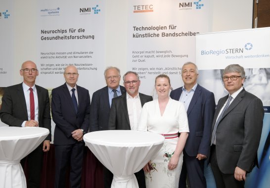 Mehrere Personen stehen für ein Guppenbild zusammen.