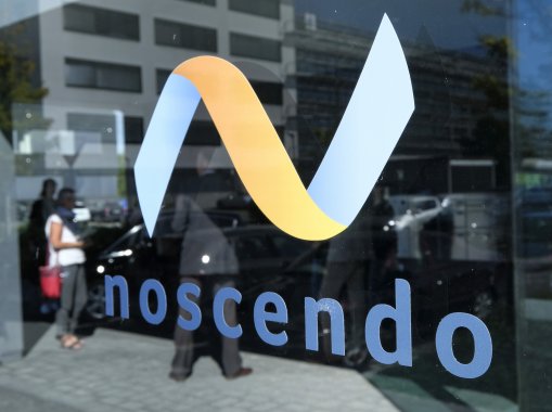 Aufnahme des aufgedrucken Noscendo-Logos auf einer durchsichtigen Glastüre.