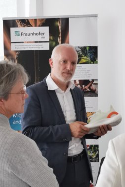 Herr Münter hält einen Schuh in der Hand