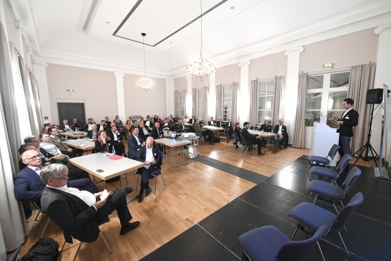 Abbildung der Räumlichkeit mit den Besuchern der Veranstaltung.
