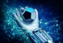 Eine robotisierte Hand hält einen Metallball.